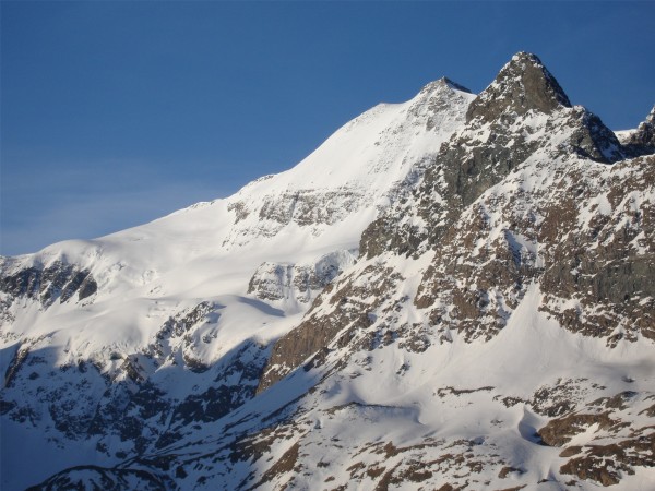 L'Albaron s'illumine : Du refuge des Evettes, le lever de soleil sur l'Albaron : sublime ! 
Parfait pour se reveiller et se mettre en route pour notre 4ème jour de ski.