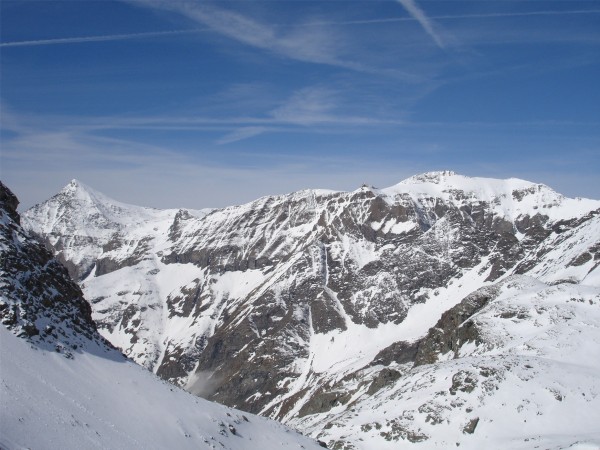 Rochemelon : Le Ribon (à droite) et Rochemelon (à gauche) vu du colle del Sole : mystique !
A l'extrême droite : le col de l'Arcelle, où nous étions la veille.