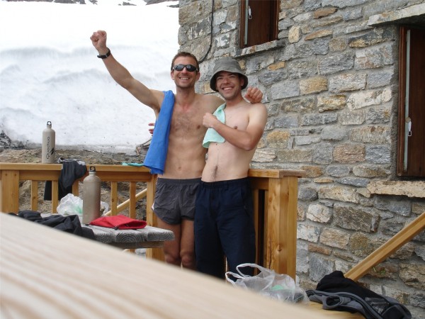 #26 La toilette quotidienne : La journée se termine par une toilette sur la terasse du Carro, quoi de plus normal ?
Après 5 jours de grand ski, comment ne pas être jovial !? La toilette quotidienne : La journée se termine par une toilette sur la terasse du Carro, quoi de plus normal ?
Après 5 jours de grand ski, comment ne pas être jovial !?