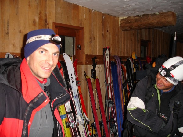 C'est le début de l'aventure : Sylvain et Seb au petit matin. On va passer des dizaines de paires de ski du refuge d'Averole à la solitude totale pendant 2 jours