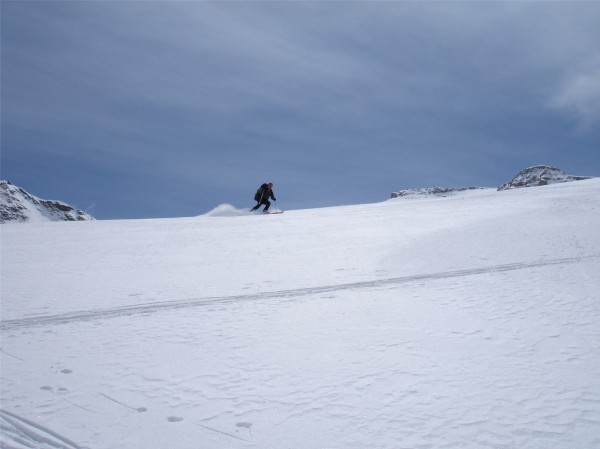 Descente du col de l'Arcelle : De la très bonne neige sur ce glacier, nous avons finalement renoncé à Rochemelon et filons vers le col de l'Autaret pour dormir au ref. Cibrario (qu'il faudra d'abord trouver...)