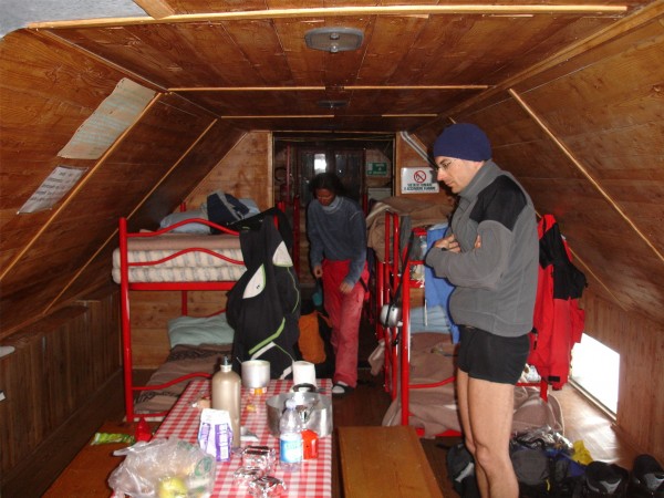 #10 Le refuge (d Le refuge (d'hiver) Cibrario : Nous avons galéré pour l'atteindre mais c'est fait : matelas et couvertures, une bonne nuit en perspective