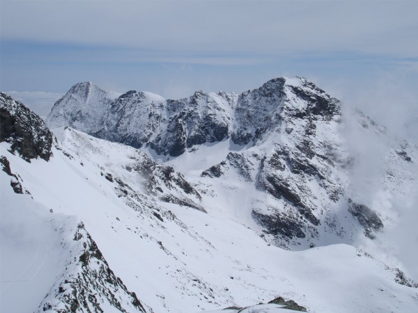 Muraille : La muraille (italienne) qui domine le Colle del Sole, vue du sommet des Lauses Noires. Il y a peut être des lignes de ski extrême...
