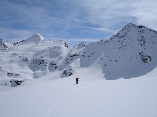 Immensité et solitude : Sylvain sur le glacier, sous fond de pointe du Fort