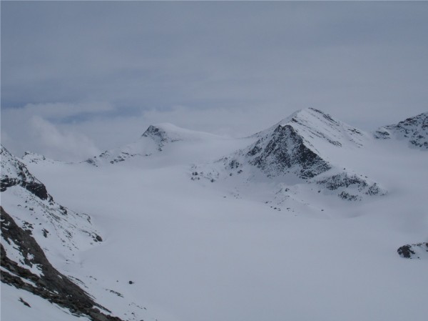 #17 Le Baounet : L Le Baounet : L'immense glacier du Baounet vu du col d'Arbéron, avec la pointe de la Valette et la Pointe des Lauzes Noires (nous avons descendu le côté Est puis le glacier).