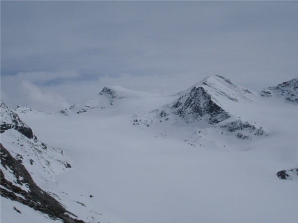 Le Baounet : L'immense glacier du Baounet vu du col d'Arbéron, avec la pointe de la Valette et la Pointe des Lauzes Noires (nous avons descendu le côté Est puis le glacier).