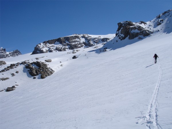 #23 Traversée Evettes-Carro : Sur le glacier du Grand Méan, presque sous le col de la Disgrace. L Traversée Evettes-Carro : Sur le glacier du Grand Méan, presque sous le col de la Disgrace. L'exposition Ouest de la journée ne nous fera pas trop souffrir de la chaleur.
