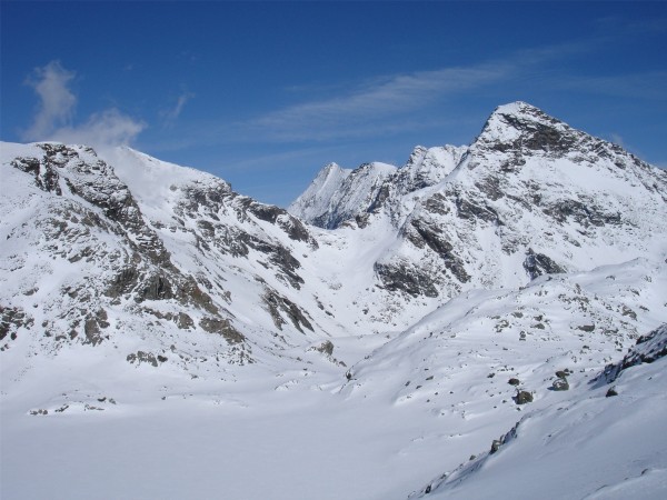 Colle del sole : Le colle del Sole flanqué de la Punta del Sole, est la surprise du jour, alors que la lumière baisse. Il faut le remonter pour accéder au refuge Cibrario.