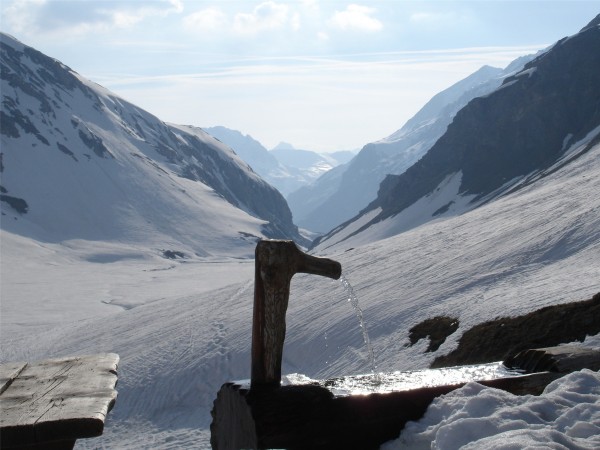 Au Prariond : Nouvelle toilette au refuge du Prariond, dans le grand luxe !
Par contre l'ambiance est plus station (proximité de Val-d'Isère) que rando.