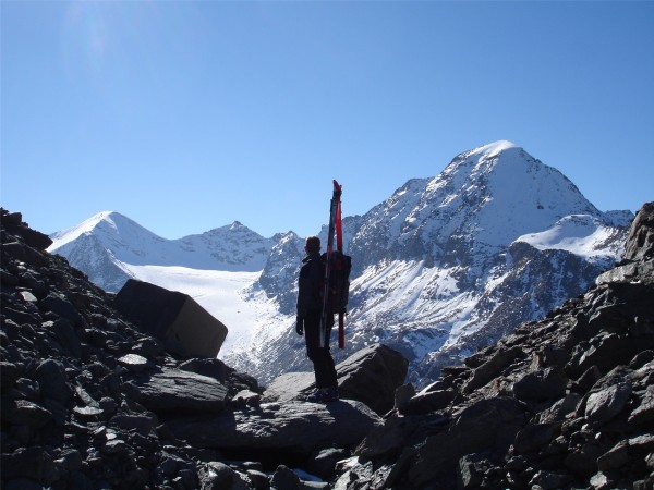 #1 Col d Col d'Arbéron : Enfin arrivés au Col d'Arbéron, cette brêche nous offre un spectacle de toute première qualité sur les Lauzes Noires et l'Ouille du Favre (à droite), que savoure Sylvain.