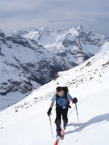 #7 Montée au soleil : Manu à l Montée au soleil : Manu à l'effort. On remarque que derrière le paysage devient hivernal dès qu'on s'élève.