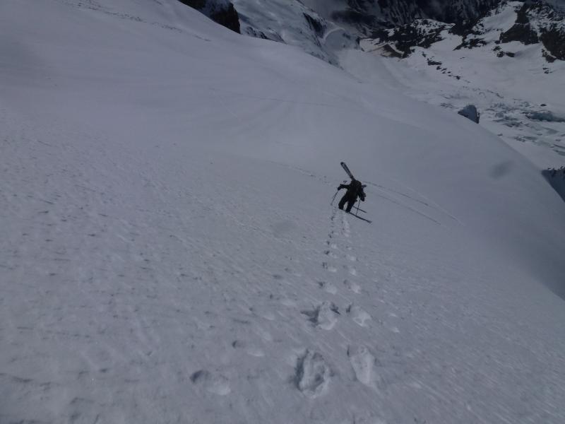#8 Mont Dolent : Un petit raidillon sur le glacier, nous choisissons de monter droit dedans à pieds Mont Dolent : Un petit raidillon sur le glacier, nous choisissons de monter droit dedans à pieds
