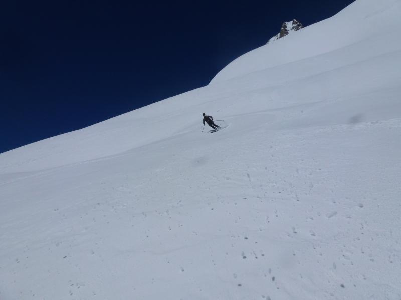 #23 Mont Dolent : Sébastien, ici la neige est encore très bonne à skier . Sommet en arrière plan Mont Dolent : Sébastien, ici la neige est encore très bonne à skier . Sommet en arrière plan