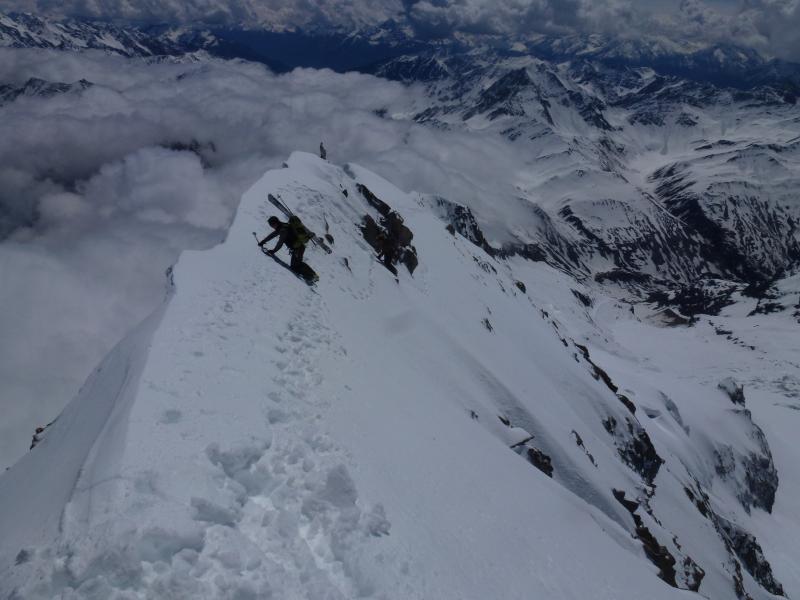 Mont Dolent : on descend une centaine de metres avant de chausser