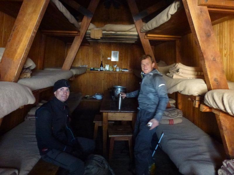 #4 Mont Dolent : Une bonne pause casse croute au Bivouac du Dolent ( Fiorio ) Mont Dolent : Une bonne pause casse croute au Bivouac du Dolent ( Fiorio )