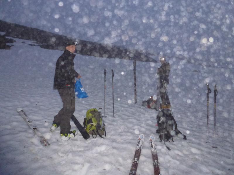 #28 Mont Dolent : Nous chaussons, non pas sous la neige, mais dans un épais brouillard Mont Dolent : Nous chaussons, non pas sous la neige, mais dans un épais brouillard
