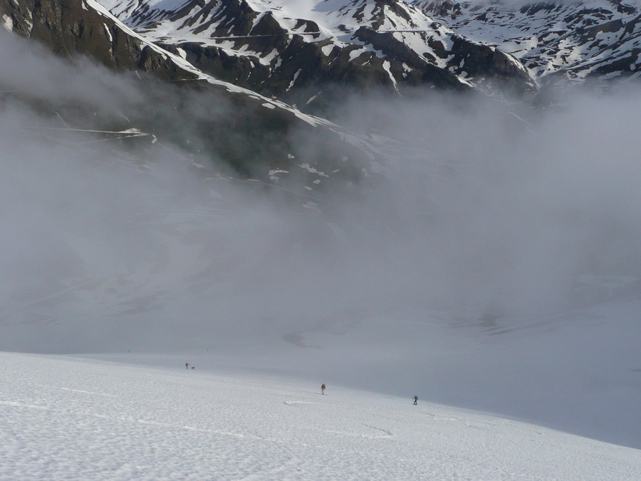#1 Sous la moraine : Quelques nuages savoyards sont venus perturber le départ : regel moyen (iso 0°c = 2400m) Sous la moraine : Quelques nuages savoyards sont venus perturber le départ : regel moyen (iso 0°c = 2400m)