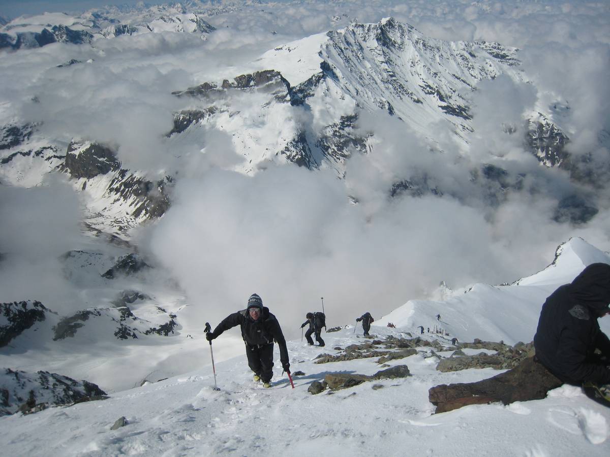 Arrivée au sommet : le sommet de Bellecote sort juste de la brume