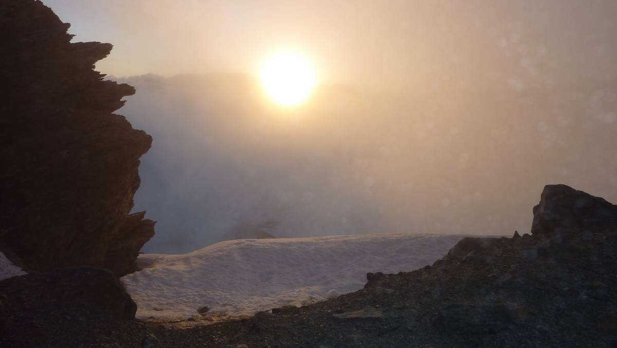 Réveil : le soleil tente de dissoudre la brume