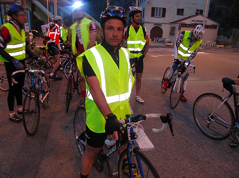 #7 Arrêt pipi au rond-point du bo : Arrêt pipi au rond-point du bois qui fini de reveiller certains participants Arrêt pipi au rond-point du bo : Arrêt pipi au rond-point du bois qui fini de reveiller certains participants