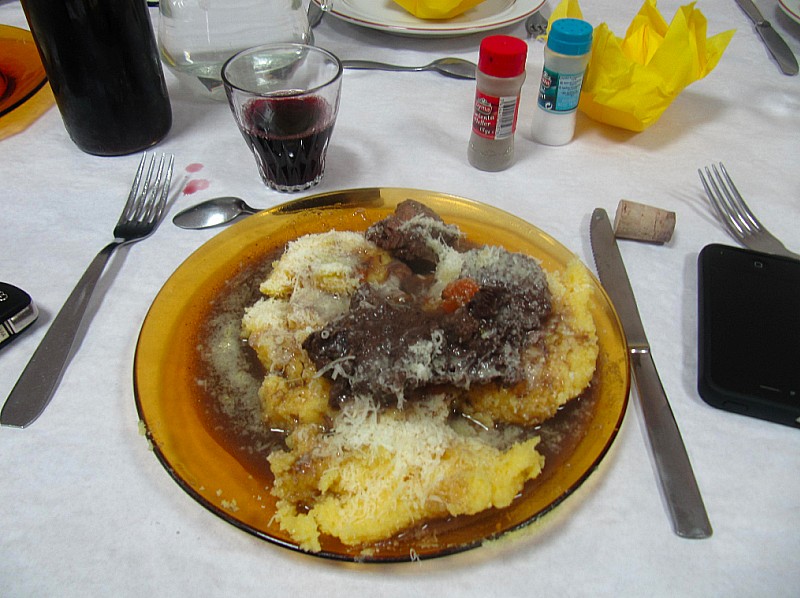 Daube, polenta, pinard : Certains se seraient inscrits uniquement pour ça. En tout cas c'est une grande contribution à la convivialité de cette manifestation.