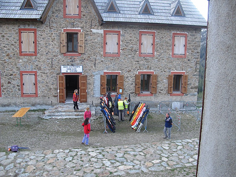 Derniers preparatifs du : matin.Sans les bénévoles la PG serait impossible à organiser.Merci!