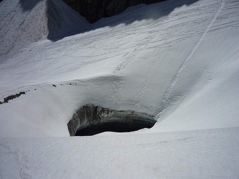 #7 Trou dans le glacier noir : Un des trous dans le glacier (il y en a d Trou dans le glacier noir : Un des trous dans le glacier (il y en a d'autres)