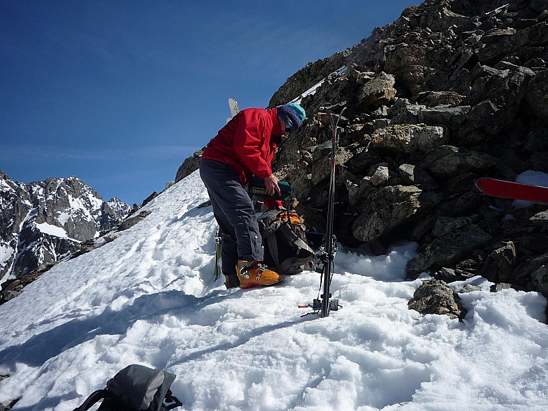 #3 Sous le sommet : Nous posons les skis pour finir à pieds Sous le sommet : Nous posons les skis pour finir à pieds