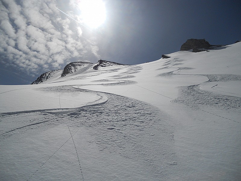 #8 traces de ce jeudi bien poudré : très bonne petite couche de poudre ,encore du bon
ski au 17/05/2012 traces de ce jeudi bien poudré : très bonne petite couche de poudre ,encore du bon
ski au 17/05/2012