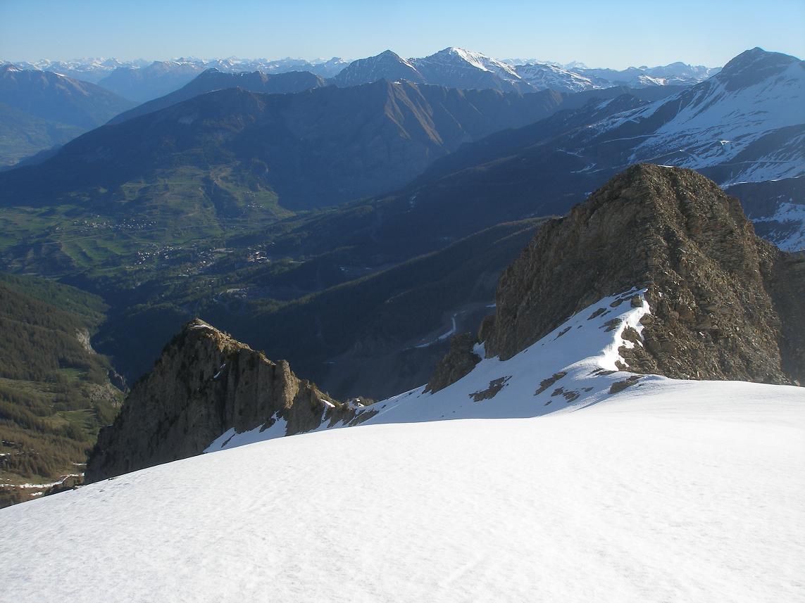 #3 déscente sur l déscente sur l'arète NE : neige à peine décaillée mais agréable à skier,avant de basculer dans la face NE