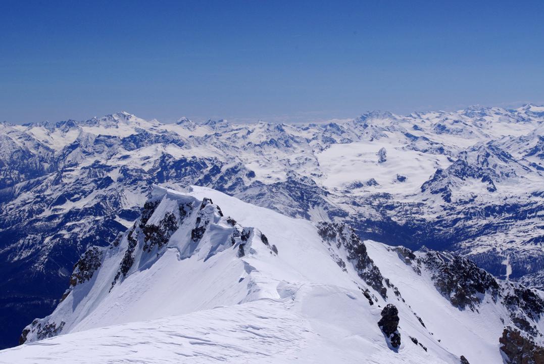 #1 Des réserves de neige durables : 1 mètre sous le sommet, à 12h, il fait bon, abrités du vent. Des Mulinet à Roccia Viva... nous contemplons le théatre blanc, qui semble inépuisable. Le Ruitor signe son ampleur. Des réserves de neige durables : 1 mètre sous le sommet, à 12h, il fait bon, abrités du vent. Des Mulinet à Roccia Viva... nous contemplons le théatre blanc, qui semble inépuisable. Le Ruitor signe son ampleur.