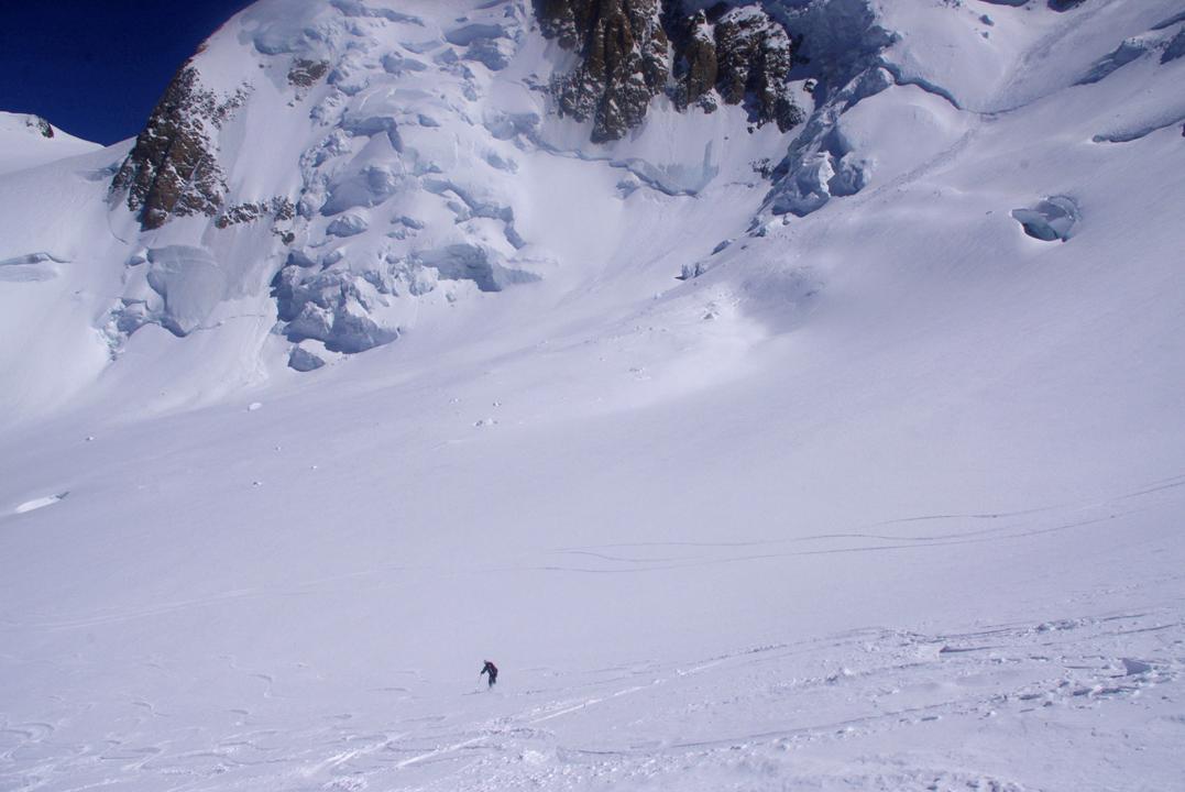 #4 Ride les plateaux : La neige poudreuse nous accueille dans les combes sous Vallot. Clément allonge les courbes et amplifie la vitesse... Les mêmes ski, en technique ripido, ou en technique border... le tout en sachant contempler le terroir alpin. Ride les plateaux : La neige poudreuse nous accueille dans les combes sous Vallot. Clément allonge les courbes et amplifie la vitesse... Les mêmes ski, en technique ripido, ou en technique border... le tout en sachant contempler le terroir alpin.