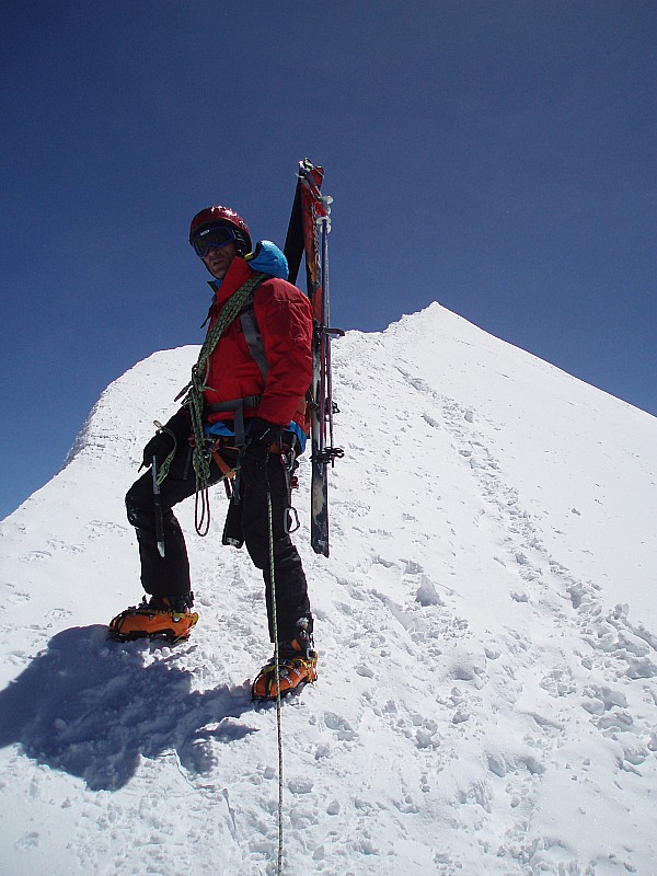 #34 polito : Descente en crampon sur l polito : Descente en crampon sur l'arête sommitale.