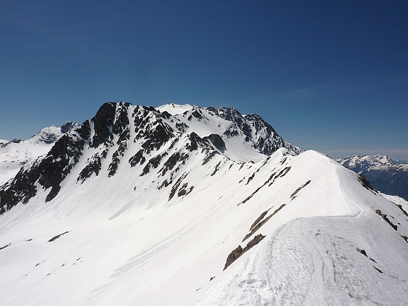 #3 vue sur l vue sur l'Aiguille Noire : La ligne de crête qui mène au sommet officiel.