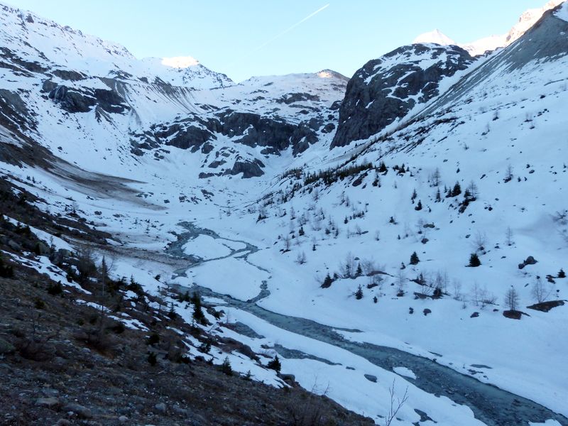 #3 Direction Dyure de Corbassière : Ski sur le dos, on redescend 120m environ Direction Dyure de Corbassière : Ski sur le dos, on redescend 120m environ
