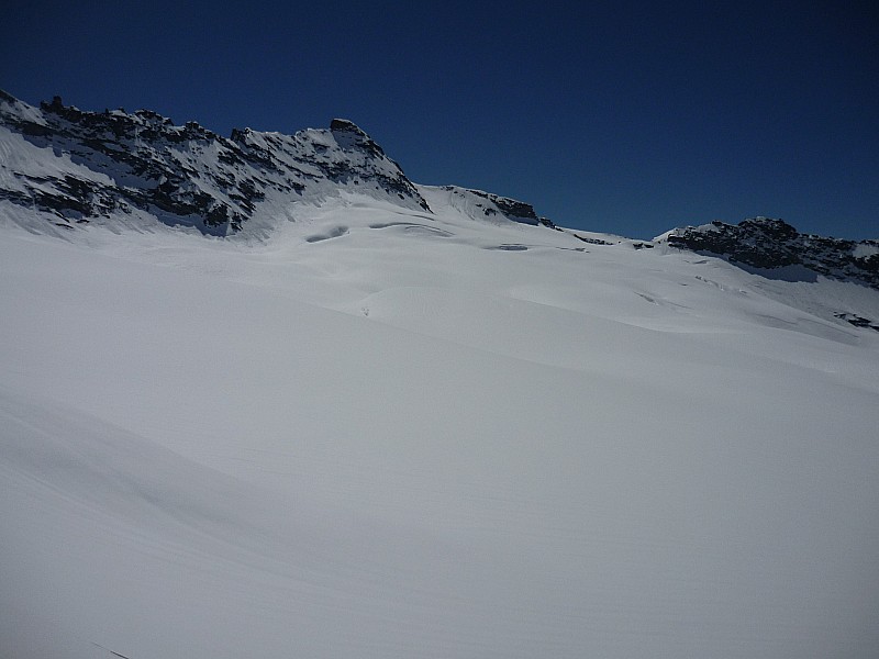 #5 Glacier Mulinet : Grandes étendues, Au fond le col du grand Méan (vers les Evettes) et le col de la Gura (pour ceux qui veulent prolonger en déniv et/ou descendre rive gauche du glacier plus tard en saison!) Glacier Mulinet : Grandes étendues, Au fond le col du grand Méan (vers les Evettes) et le col de la Gura (pour ceux qui veulent prolonger en déniv et/ou descendre rive gauche du glacier plus tard en saison!)
