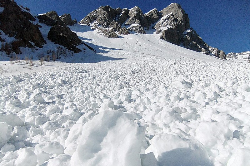 #1 Grosse avalanche dans le bas : Pas facile à traverser Grosse avalanche dans le bas : Pas facile à traverser