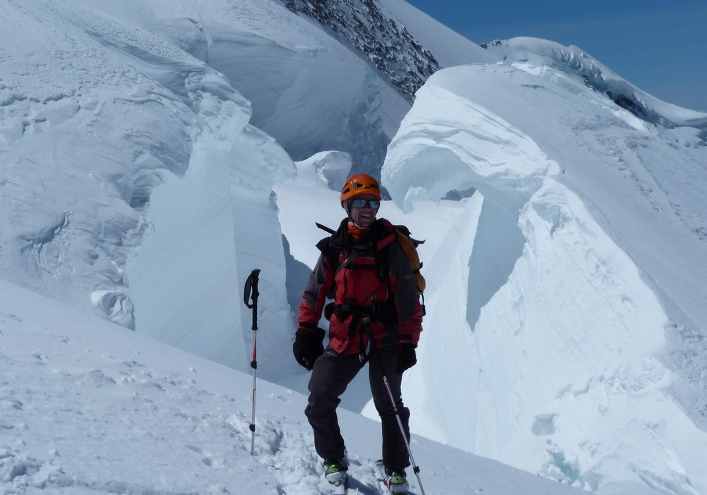 #30 Architecture glaciaire : Sur le glacier bien bouché seules les plus grandes crevasses sont visibles. Architecture glaciaire : Sur le glacier bien bouché seules les plus grandes crevasses sont visibles.