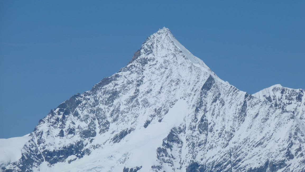 #40 Pyramides du Valais : Au loin la face sud du Weisshorn 4506m Pyramides du Valais : Au loin la face sud du Weisshorn 4506m