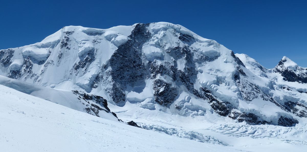 #37 4000 du Valais : Le Liskamm 4527m et ses glaciers suspendus 4000 du Valais : Le Liskamm 4527m et ses glaciers suspendus