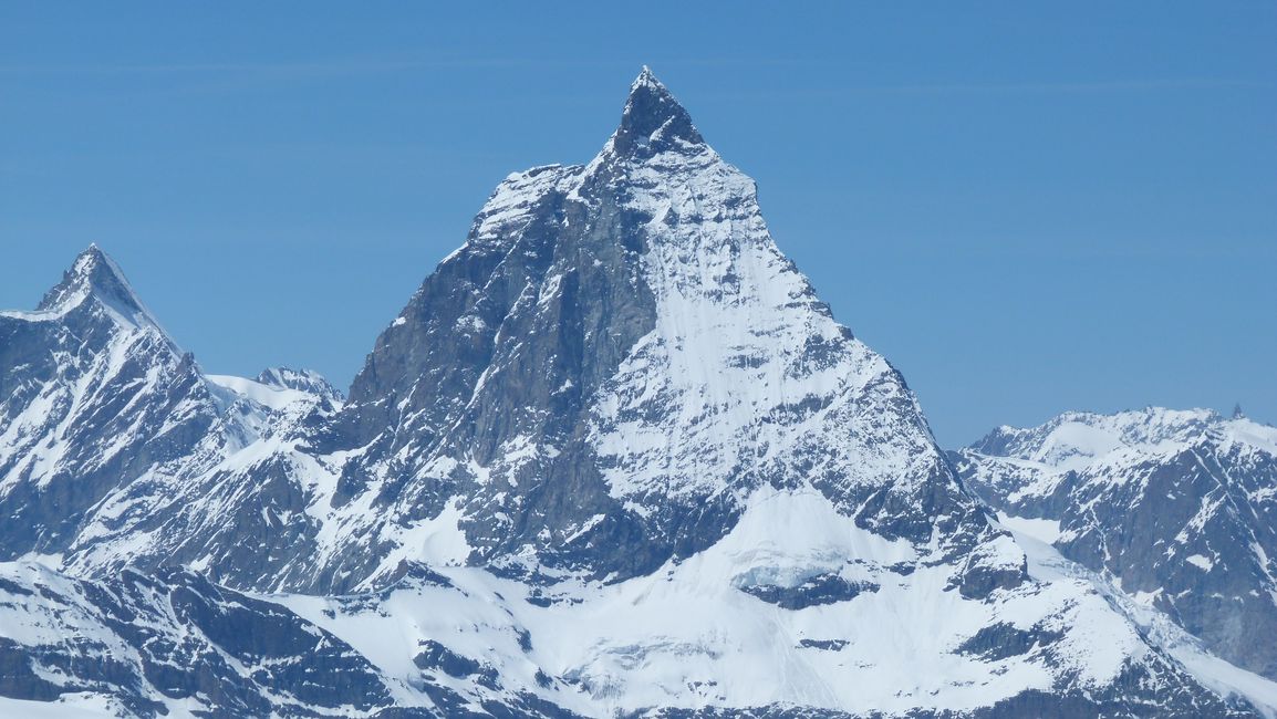 #38 Pyramides du Valais : La Dent d Pyramides du Valais : La Dent d'Hérens 4171m et le fameux Cervin 4478m. Quand on pense que cette face Est a été descendue en skis par J.M. Boivin en 1980...chapeau