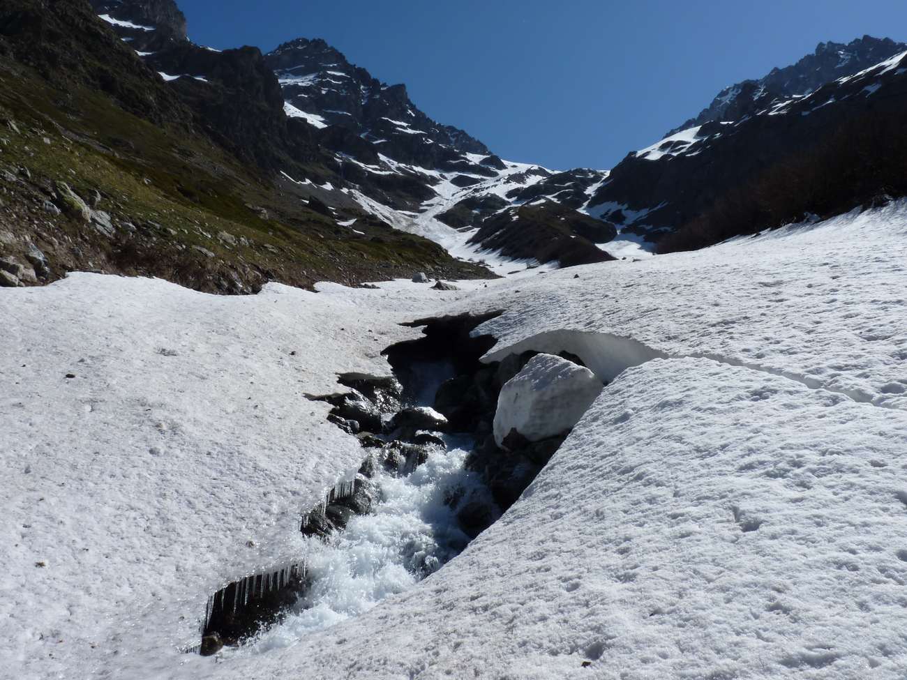 #8 Ambiance au bas du vallon : Pas de crainte la neige est béton sur la rive gauche Ambiance au bas du vallon : Pas de crainte la neige est béton sur la rive gauche