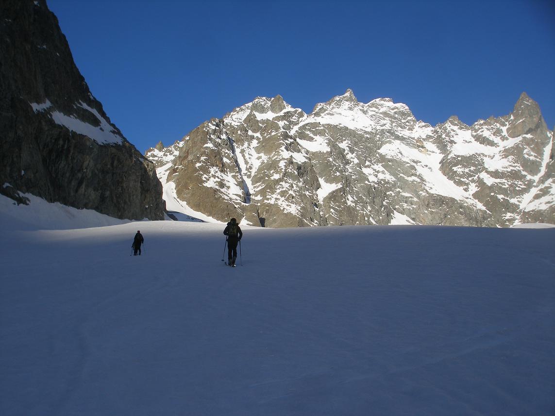 #1 chaussage à 7h : remontée bon train du glacier noir entre ombre et soleil chaussage à 7h : remontée bon train du glacier noir entre ombre et soleil