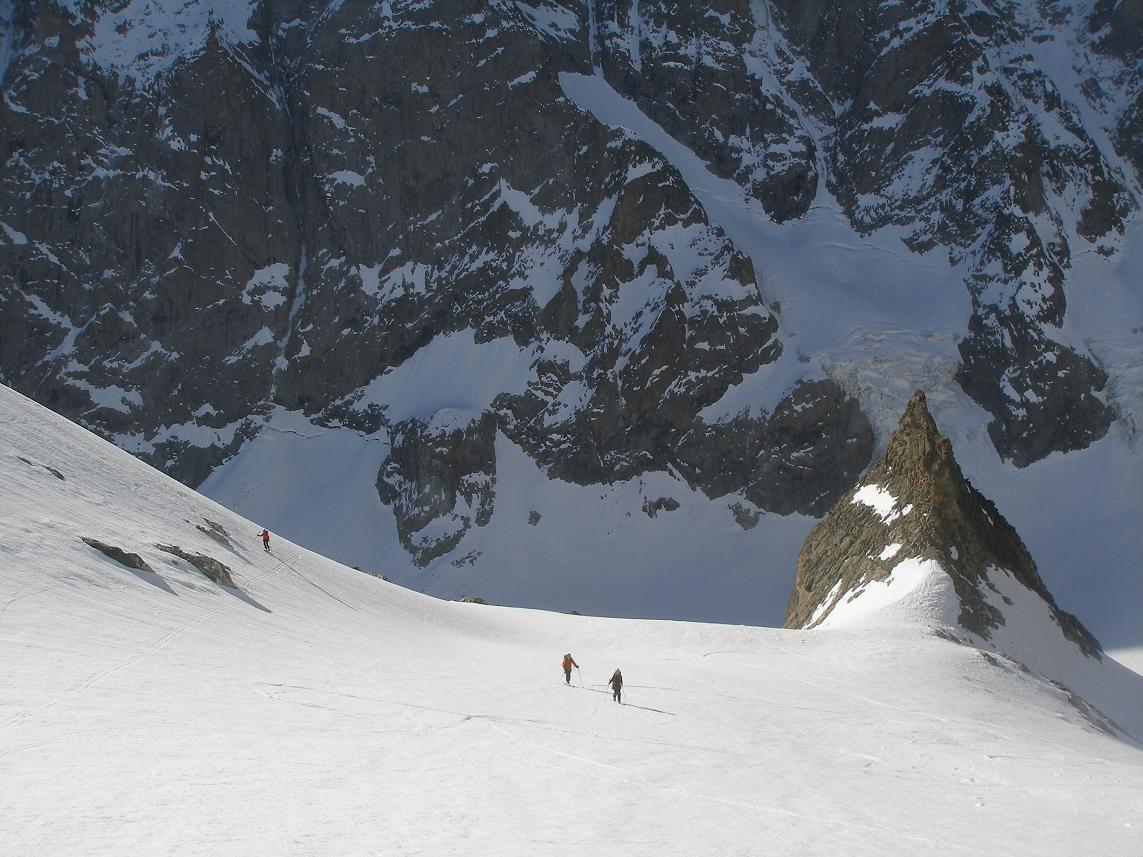 #3 replat vers 2100m : à gauche pour le couloir SE à droite pour l replat vers 2100m : à gauche pour le couloir SE à droite pour l'arète E