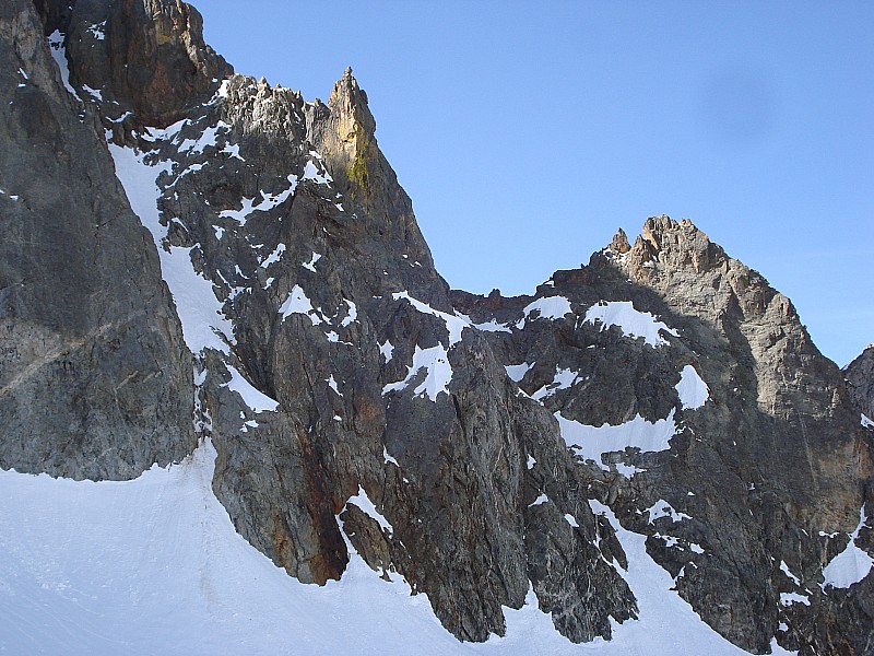 ambiance minérale : sous le Jocelme belles aiguilles rocheuses