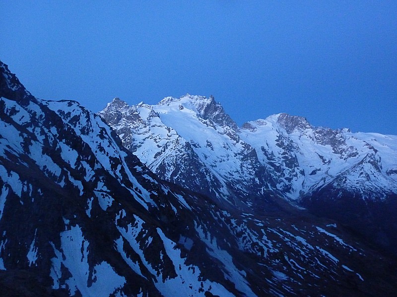 #1 Lac du Goléon : La Meije attend le soleil Lac du Goléon : La Meije attend le soleil