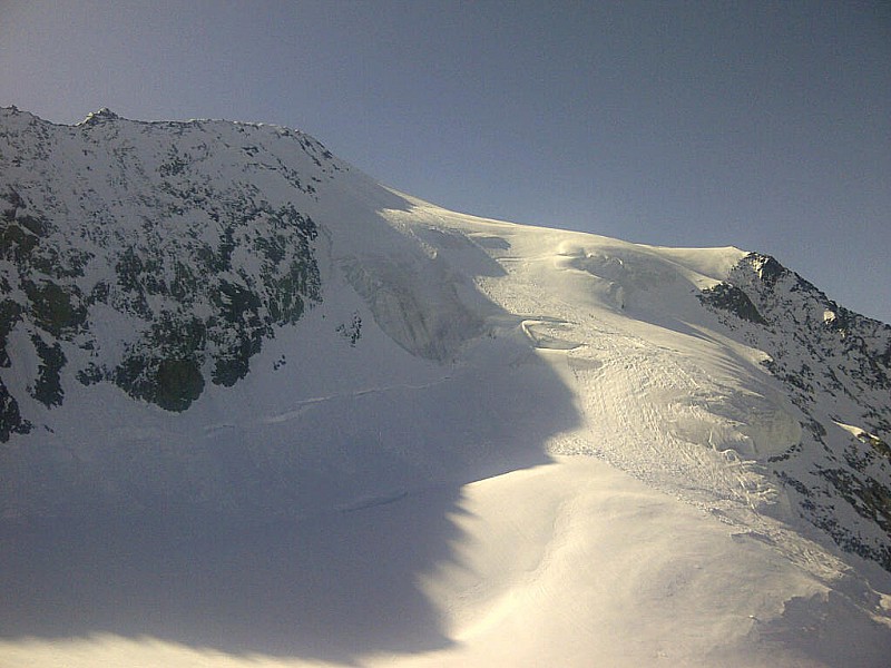 #1 Mont Pourri : Epaule et sommet du Mont Pourri. On voit la trace de l Mont Pourri : Epaule et sommet du Mont Pourri. On voit la trace de l'avalanche qui est passe sur l'itineraire.