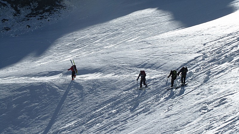 #6 S S'encorder sur un glacier ? : Piéton non encordé sur un pont de neige...