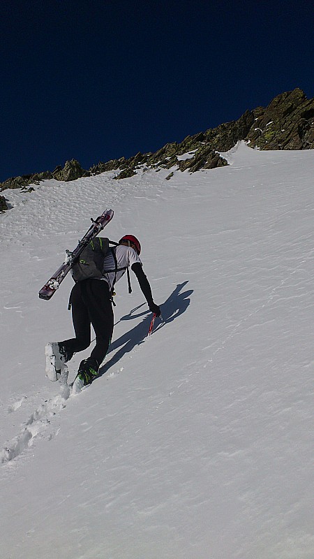 La montée du mini couloir : Romu à pied ( efficace) et moi en ski ( pas efficace !)