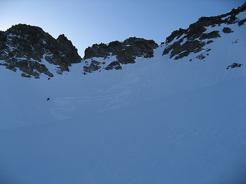Col coté 2685m : Descente dans une neige dure au début du couloir puis poudreuse ensuite sur 10cm